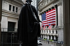 华尔街开始买入山寨币